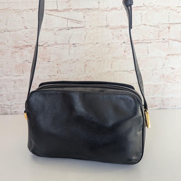 VTG Cole Haan Black Pebbled Leather Camera Bag - Minimalist Crossbody - Gold Har - Picture 5 of 16